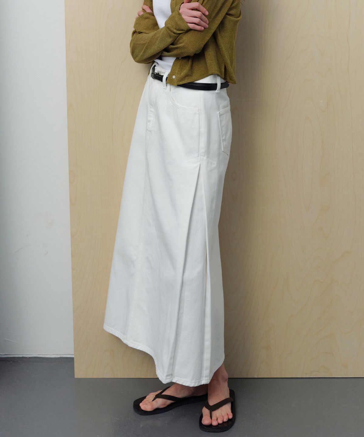 르바(LEVAR) Trigger Pleated Denim Long Skirt - Off White