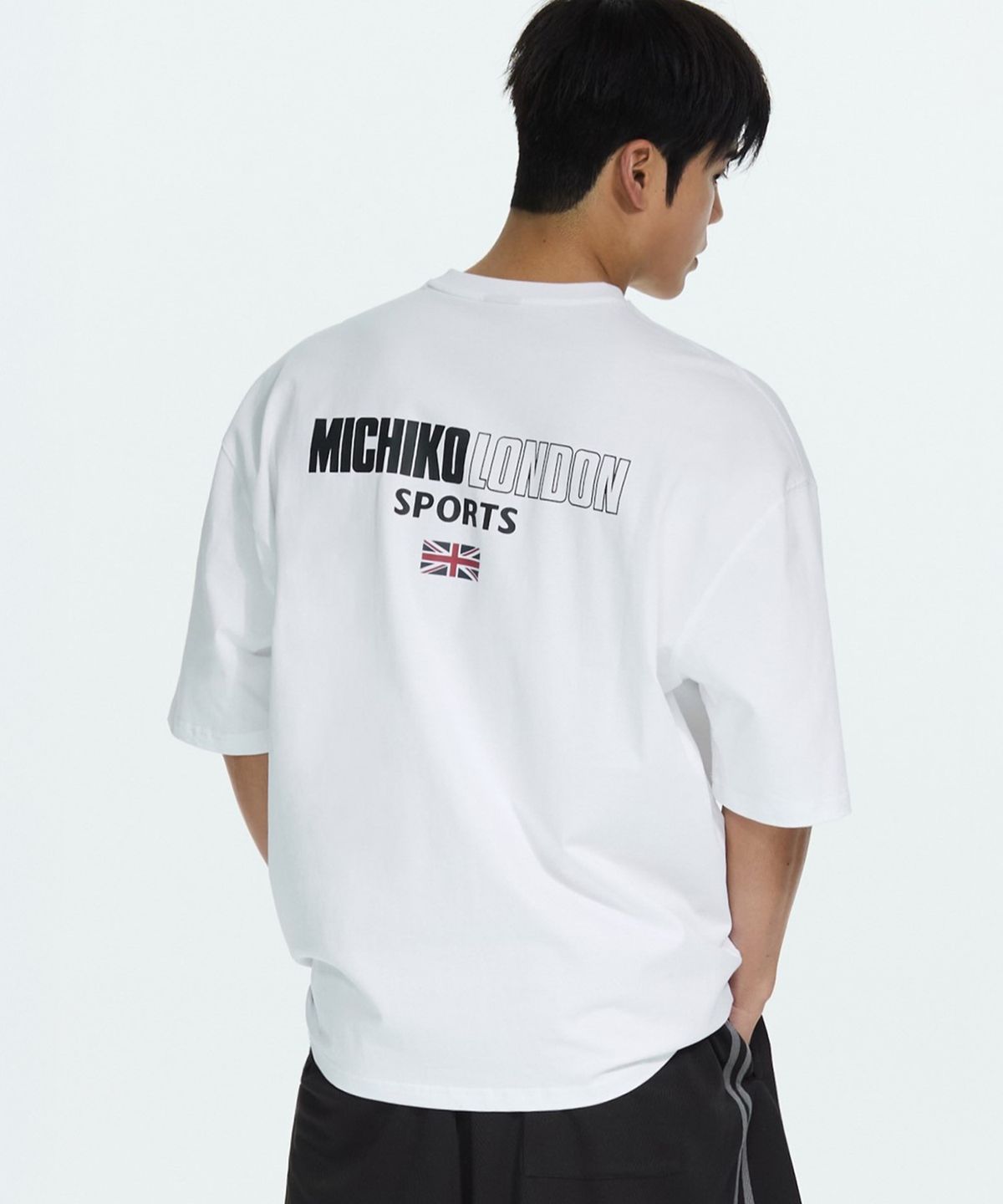 미치코런던 스포츠(MICHIKO LONDON SPORTS) 헤리티지 백 로고 벌크핏 반팔 티셔츠 화이트