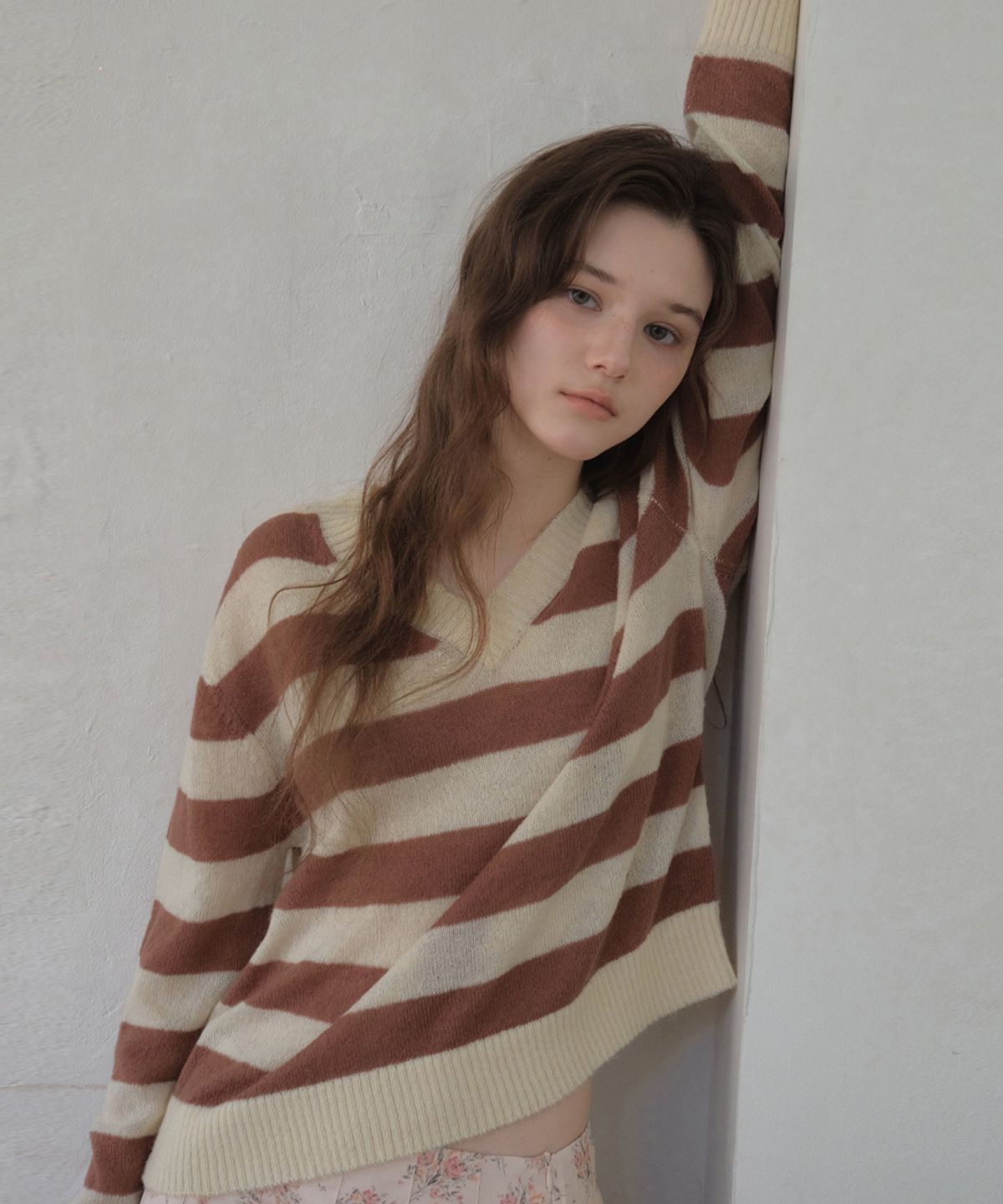 아우어노스텔지아(OURNOSTALGIA) Hairy Stripe V-Neck Knit_Brick mocha(OC26KN13)