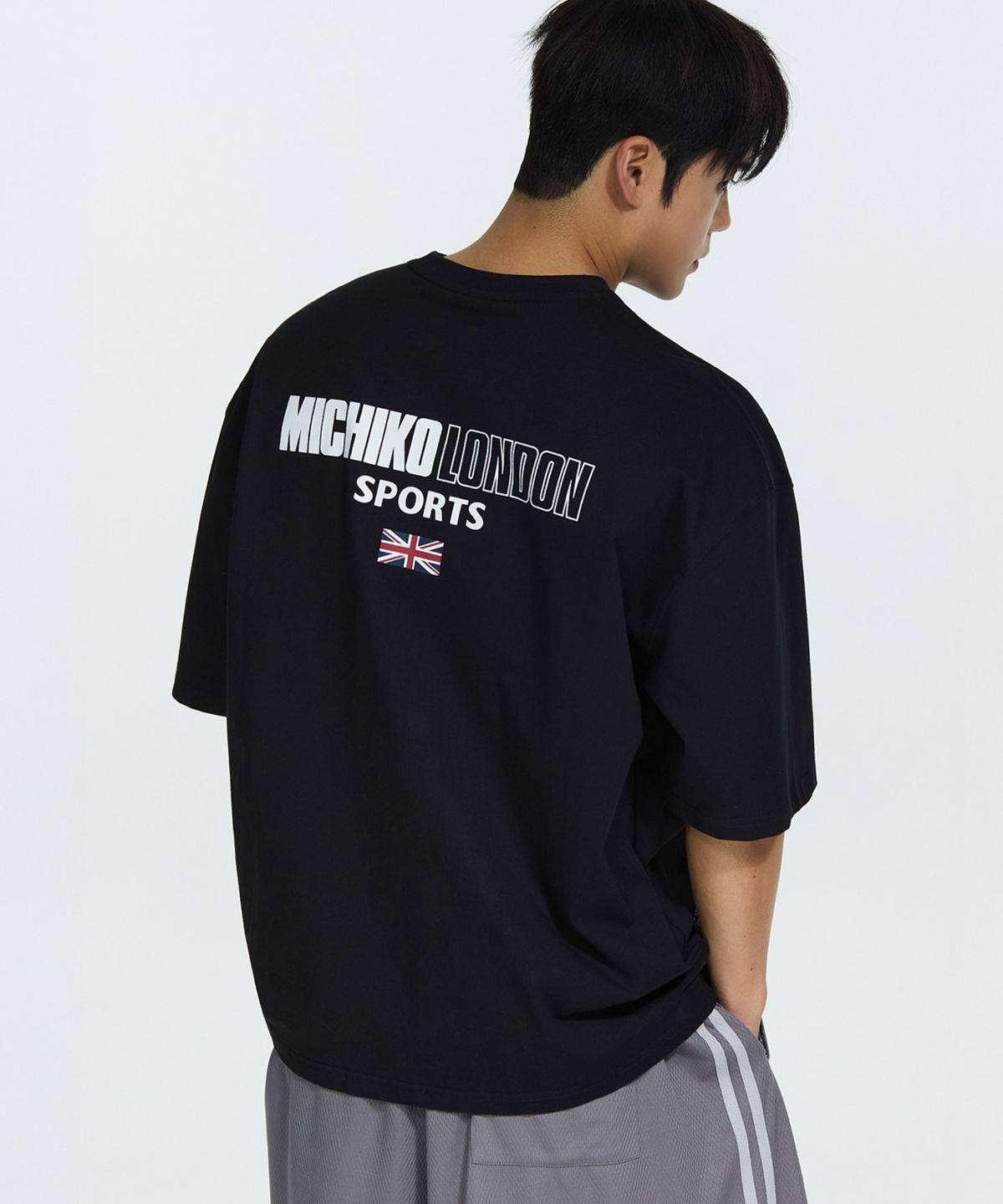 미치코런던 스포츠(MICHIKO LONDON SPORTS) 헤리티지 백 로고 벌크핏 반팔 티셔츠 블랙