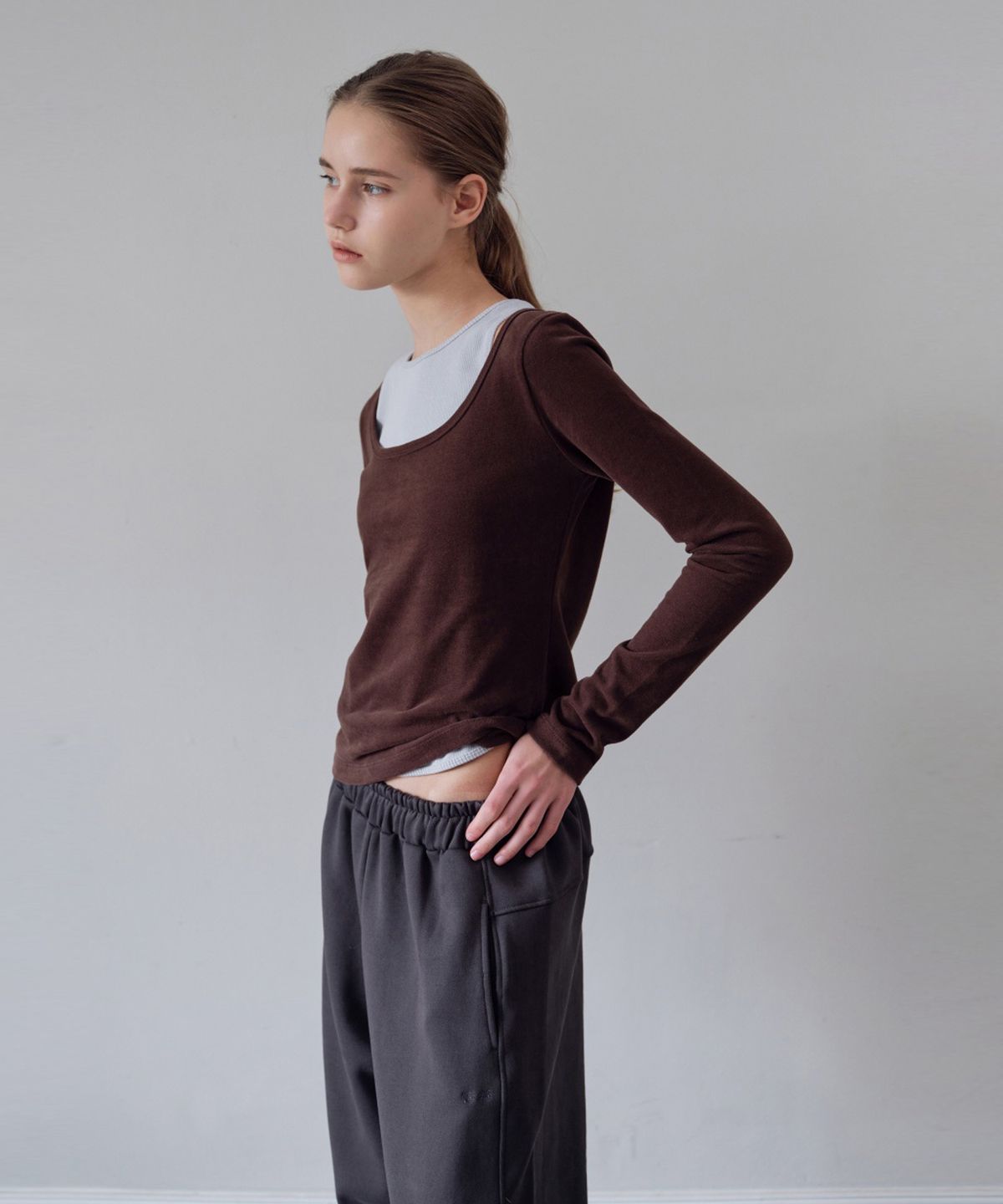 더 릴(THE LILLE) Lay Scoop Neck T_Brown