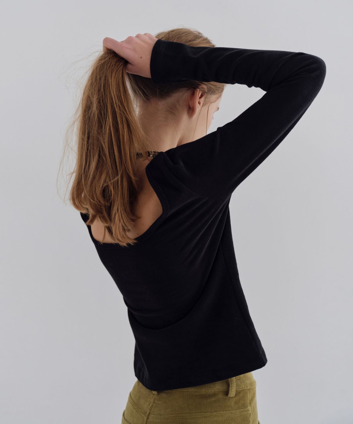 더 릴(THE LILLE) Lay Scoop Neck T_Black