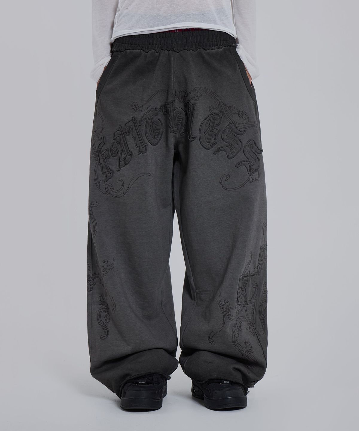 제이디드 런던(JADED LONDON) (U) 페이스리스 아플리케 몬스터 조거 차콜 FAITHLESS APPLIQUE MONSTER JOGGER CHARCOAL