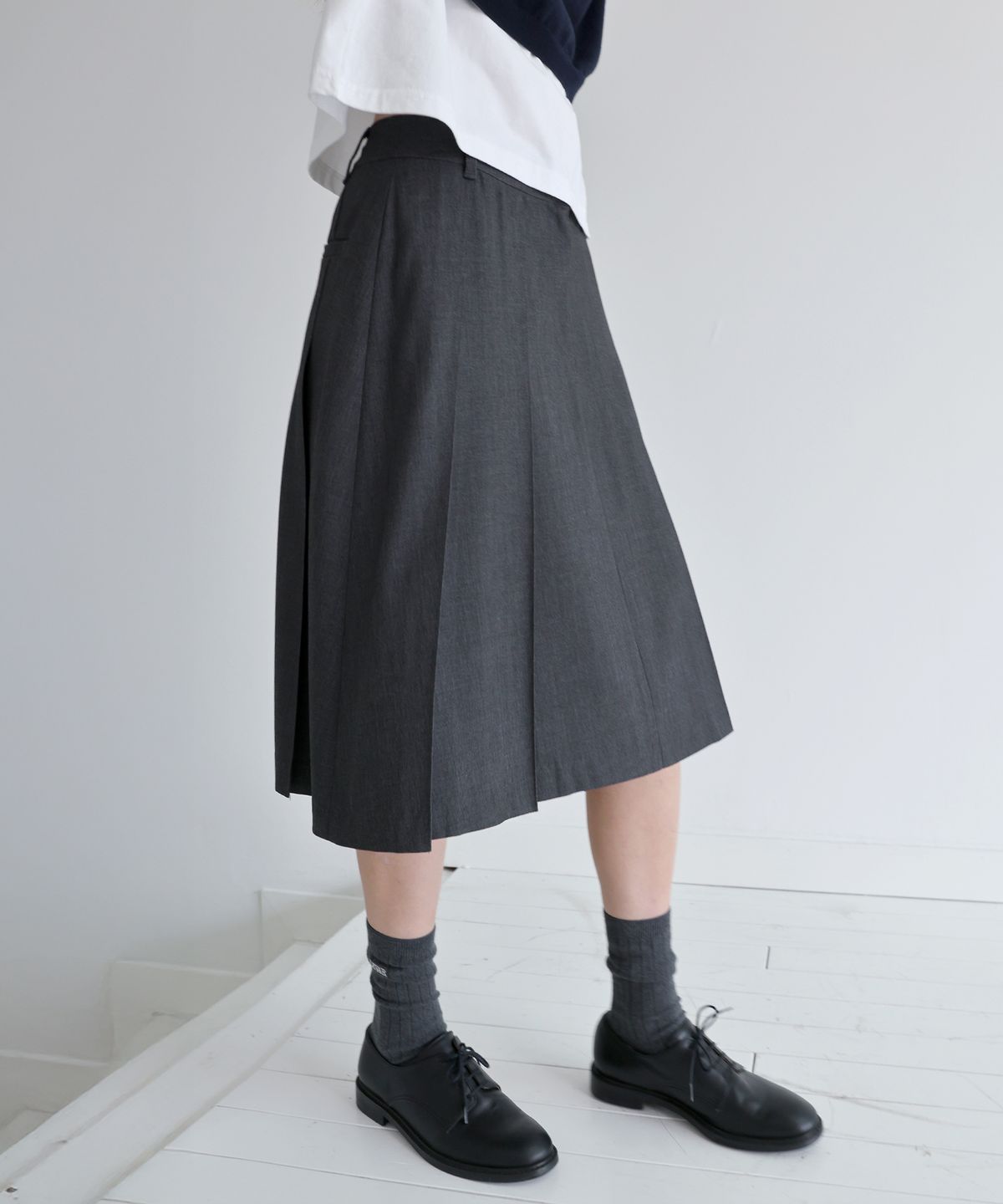 르바(LEVAR) Wide Pleat Midi Skirt - Charcoal