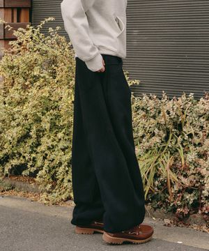 사이드 딥 턱 루프 커브드 스웨트 팬츠 [블랙]