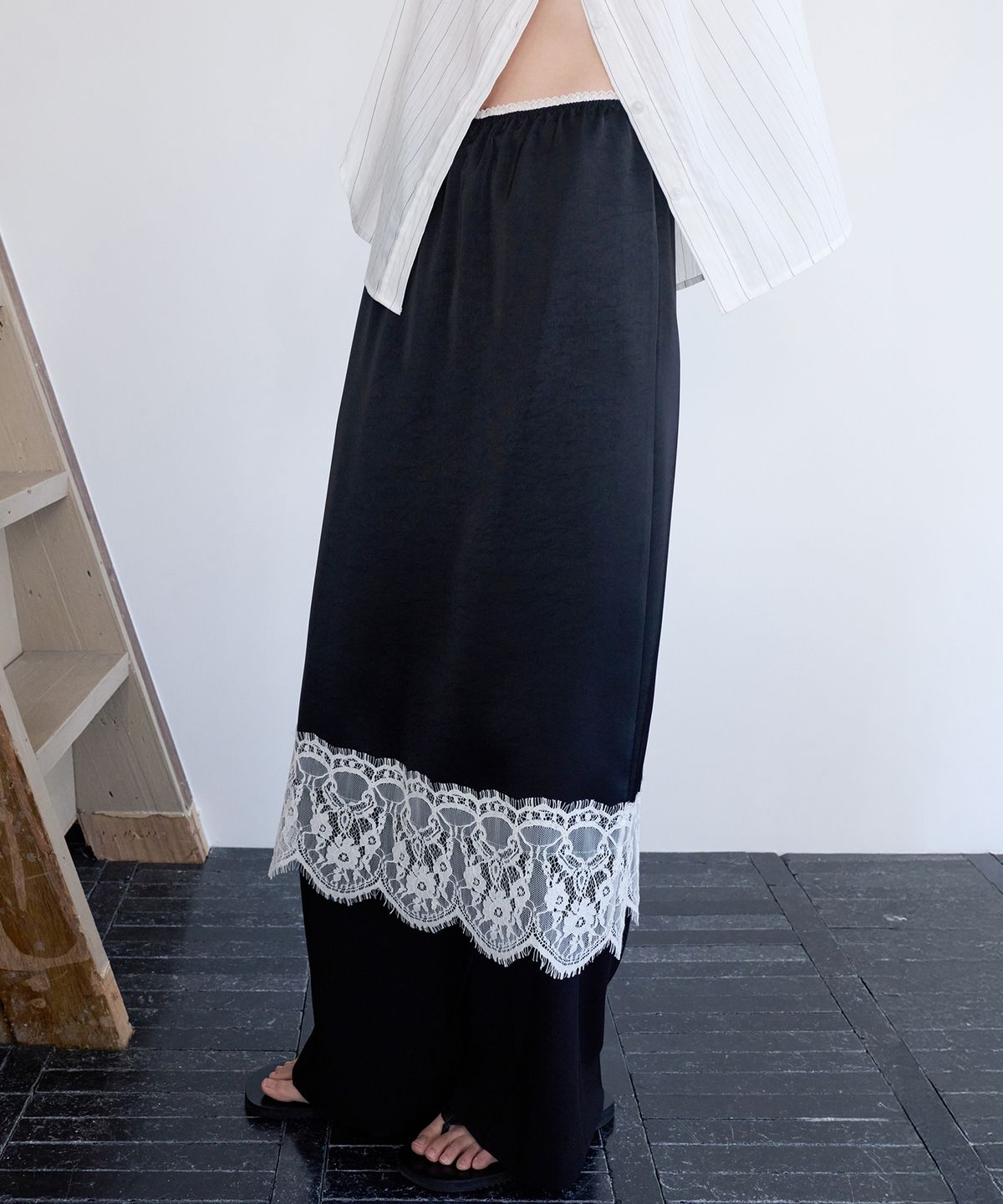 르바(LEVAR) Layered Satin Lace Skirt - Black