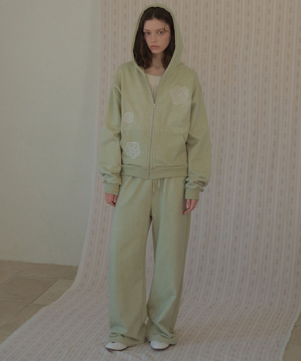 아우어노스텔지아(OURNOSTALGIA) Lace Applique Pigment Sweatpants_Dusty green(O26PT03)