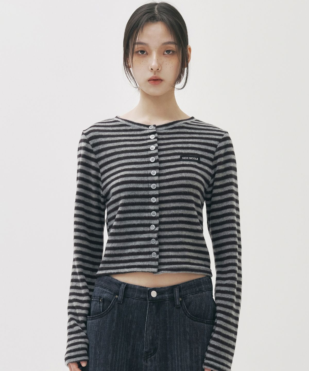 닉앤니콜(NICK&NICOLE) STRIPE CROP BUTTON CARDIGAN_CHARCOAL