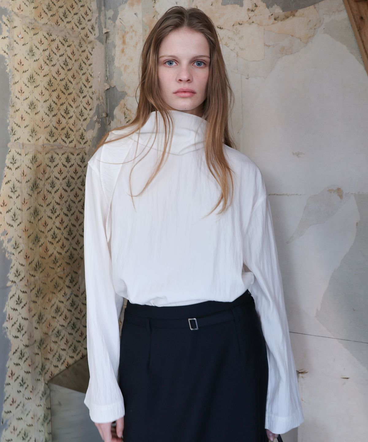르바(LEVAR) Silky Scarf Blouse - Off White