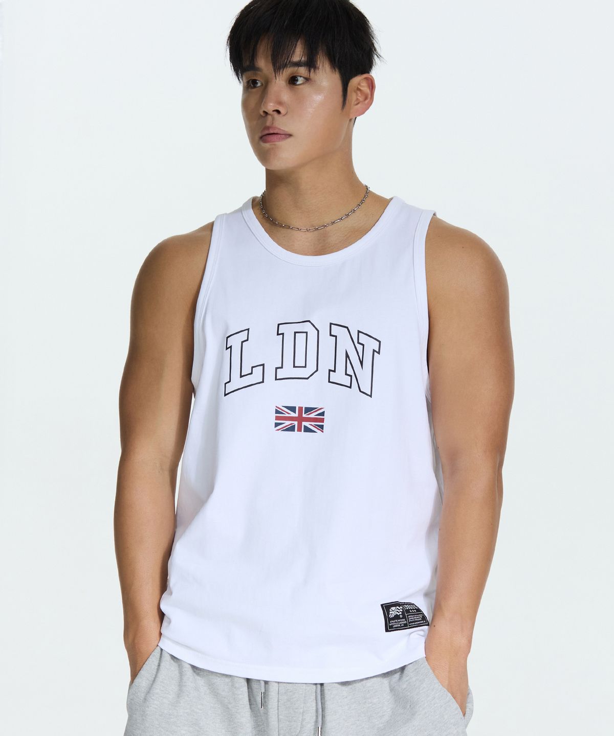 미치코런던 스포츠(MICHIKO LONDON SPORTS) LDN 라운드 슬리브리스 화이트