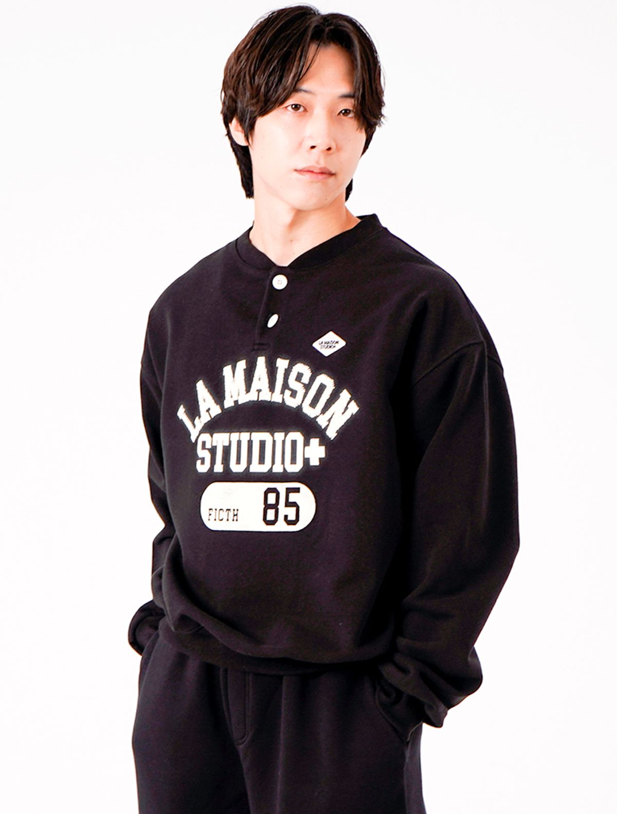 라 메종 스튜디오(LA MAISON STUDIO) LA MAISON ESSENTIAL CROP HENLEY NECK BLACK(FCG1TS682M)