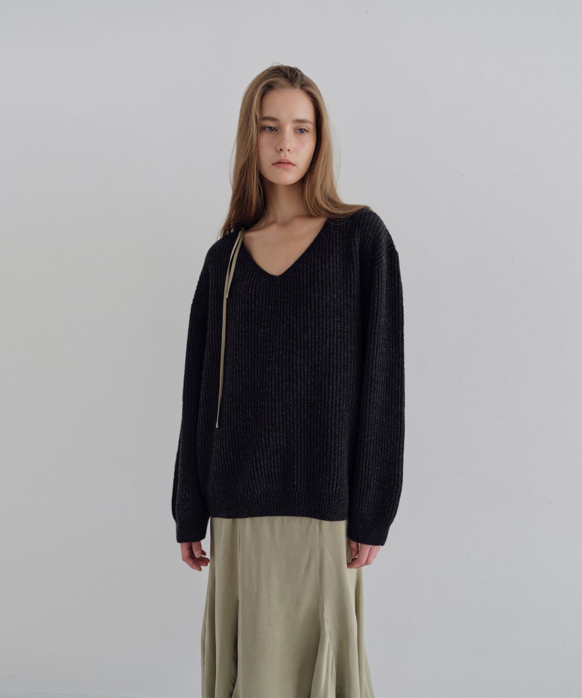더 릴(THE LILLE) Wholegarment V-Neck Knit_Charcoal