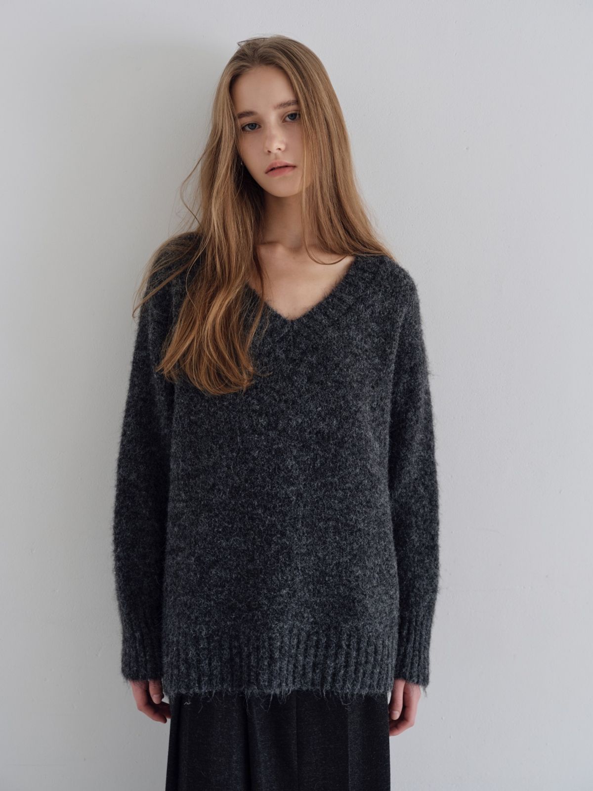 더 릴(THE LILLE) Nia Hairy V Knit_Charcoal
