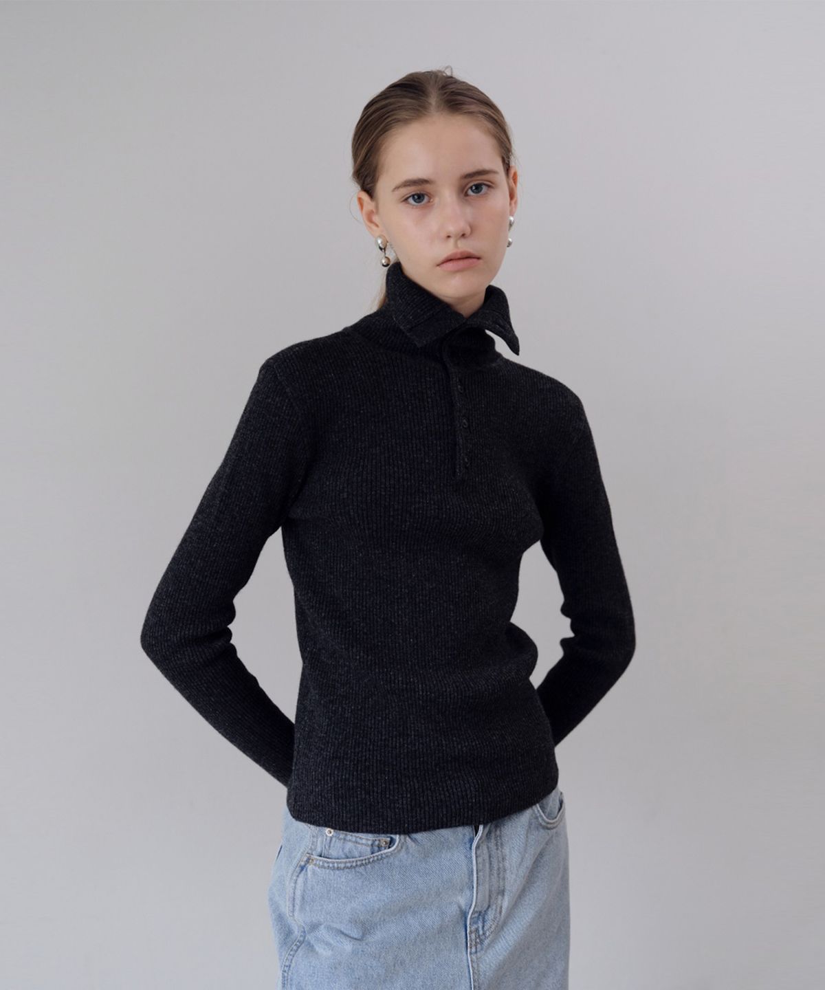 더 릴(THE LILLE) Button-up Turtleneck Knit_Charcoal