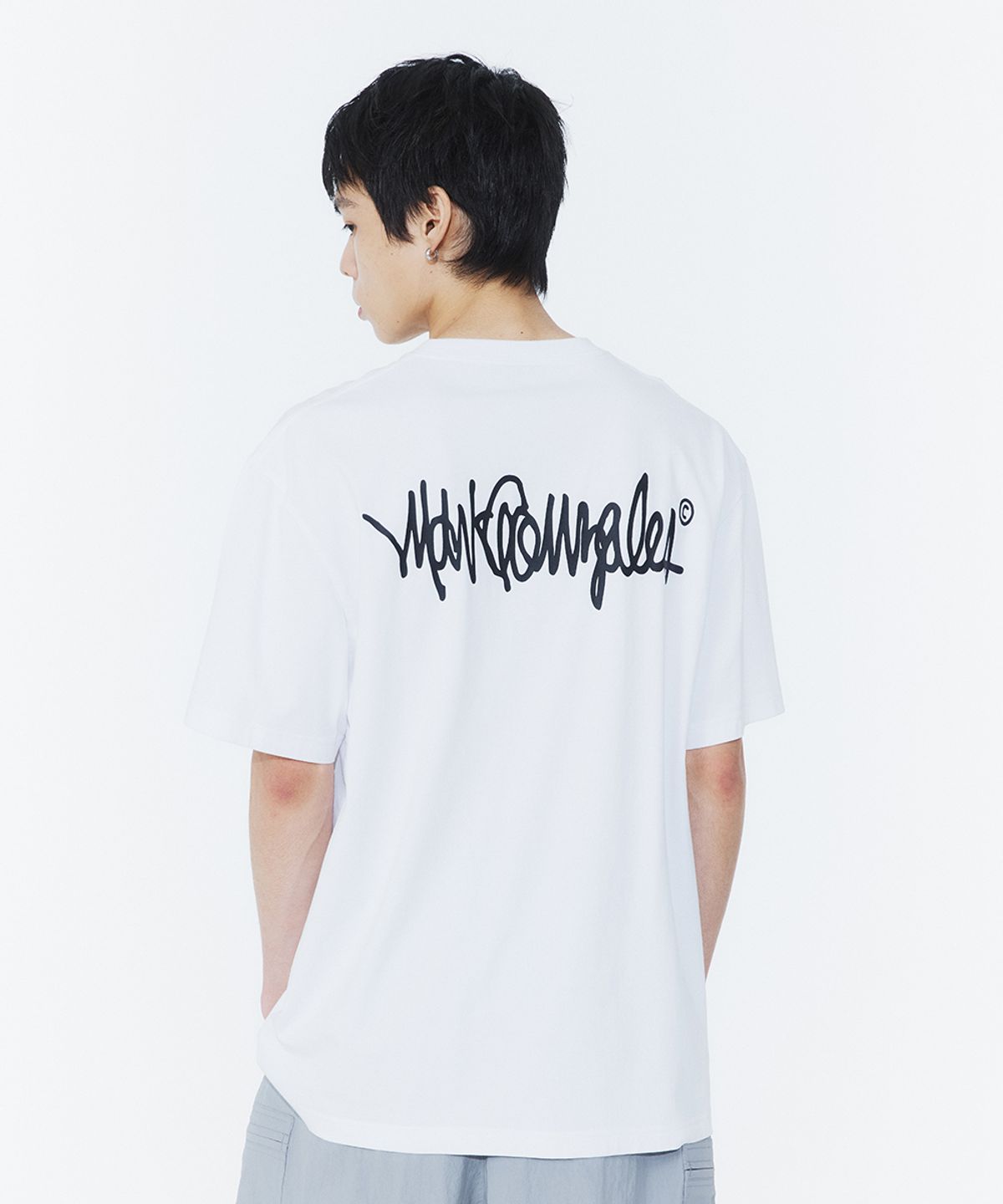 마크곤잘레스(MARK GONZALES) 넥스트 사인로고 반팔 티셔츠 - WHITE