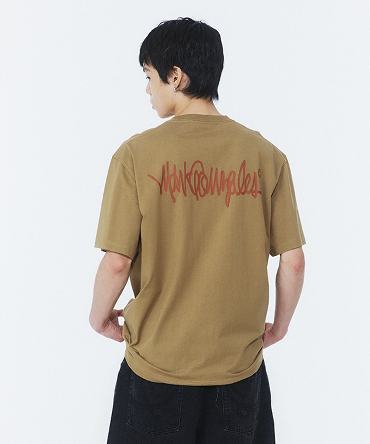 마크곤잘레스(MARK GONZALES) 넥스트 사인로고 반팔 티셔츠 - KHAKI