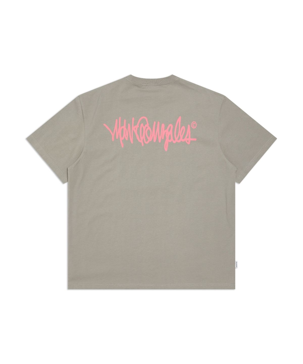 마크곤잘레스(MARK GONZALES) 넥스트 사인로고 반팔 티셔츠 - BROWN GREY