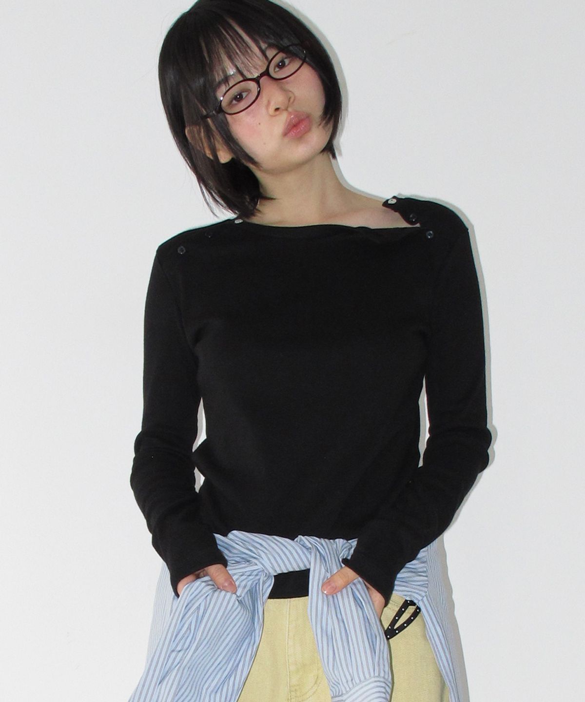 론론(RONRON) BUTTON SHOULDER SLIM FIT LONG SLEEVE BLACK