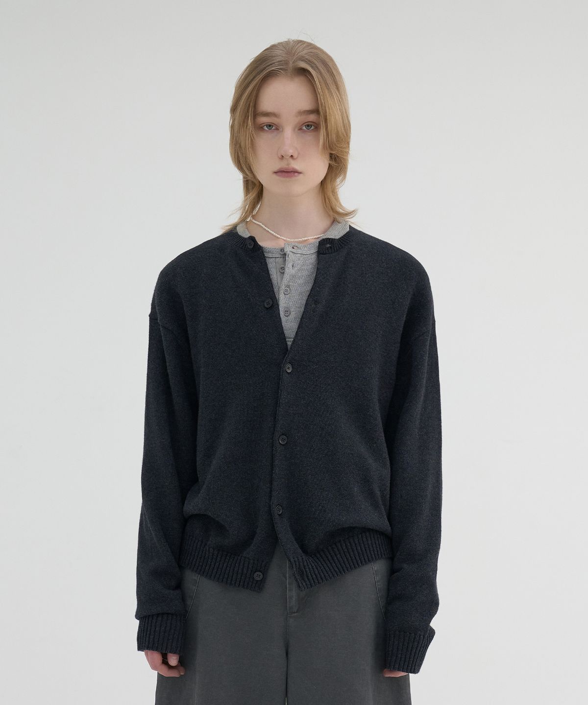 노운(NOUN) essential crew neck cardigan (charcoal)