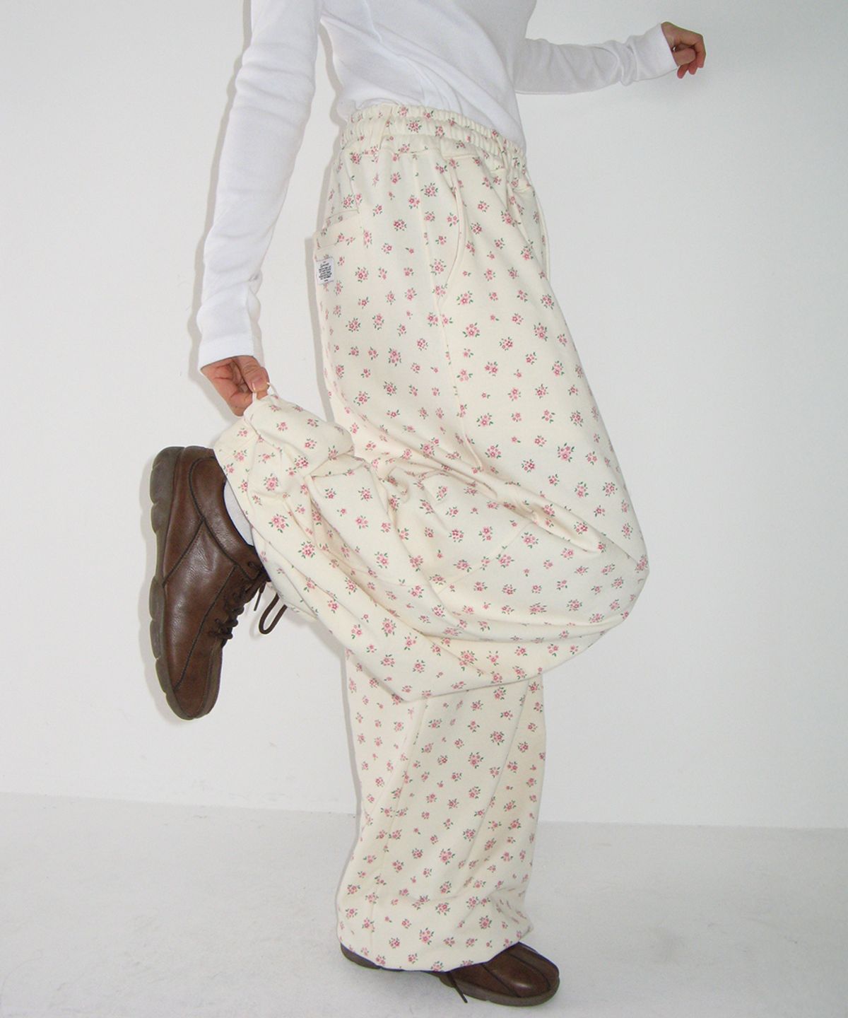 론론(RONRON) FLORAL WIDE SWEAT PANTS CREAM