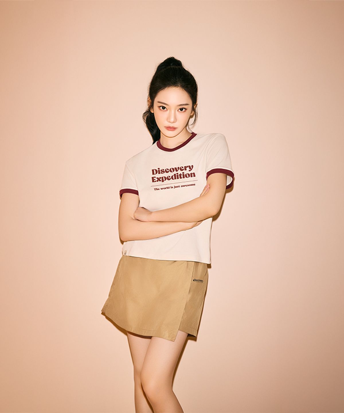 디스커버리 익스페디션(DISCOVERY EXPEDITION) 여성 프레시벤트 레터링 세미크롭 링거티셔츠 (D/IVORY)
