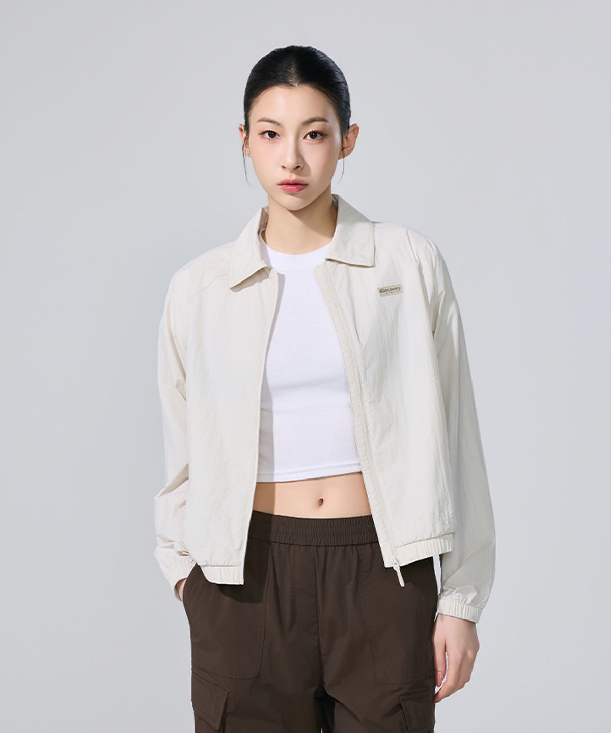 디스커버리 익스페디션(DISCOVERY EXPEDITION) 여성 프레시벤트 카라형 크롭 바람막이 (IVORY)