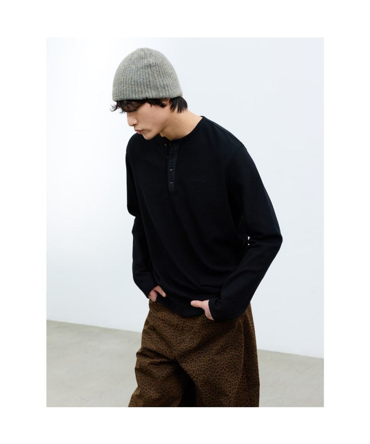 샌드 사운드(SAND SOUND) (UNISEX) 트위스티드 와플 헨리넥 롱슬리브 티셔츠 블랙