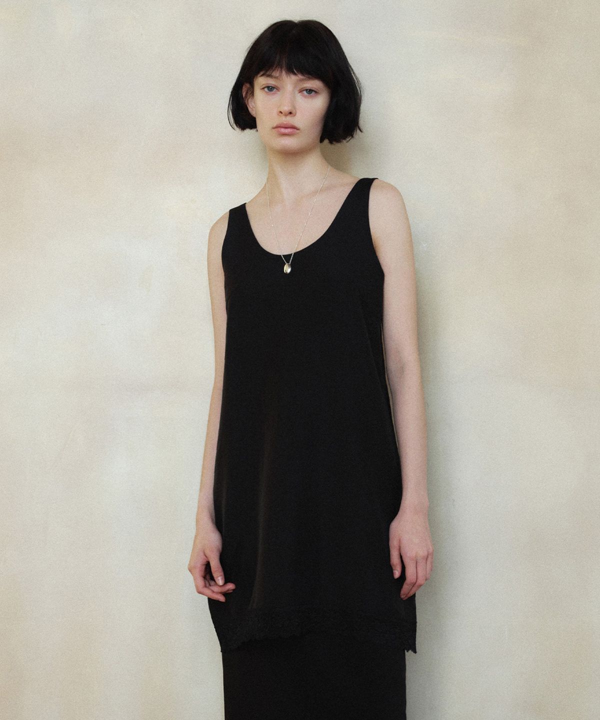 시야쥬(SIYAZU) SITP5250 레이스 슬리브리스 탑_Black