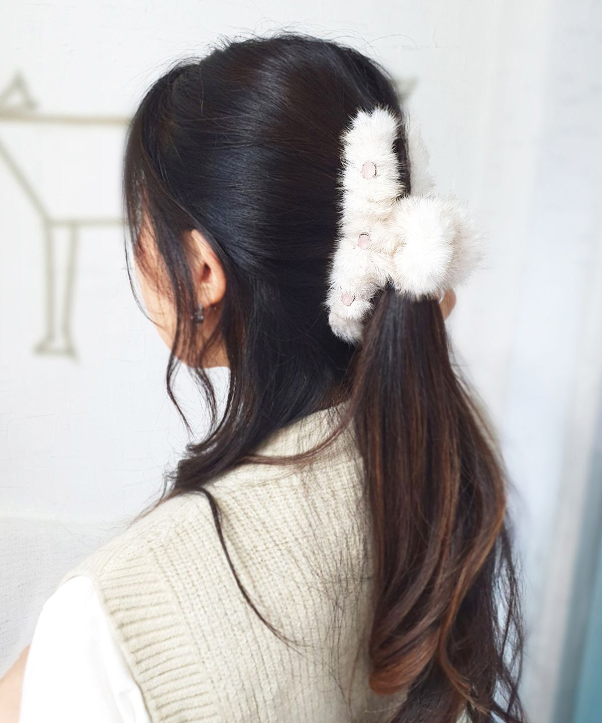 라코하(RACOHA) 아이보리 페이크 퍼 라지 헤어집게핀