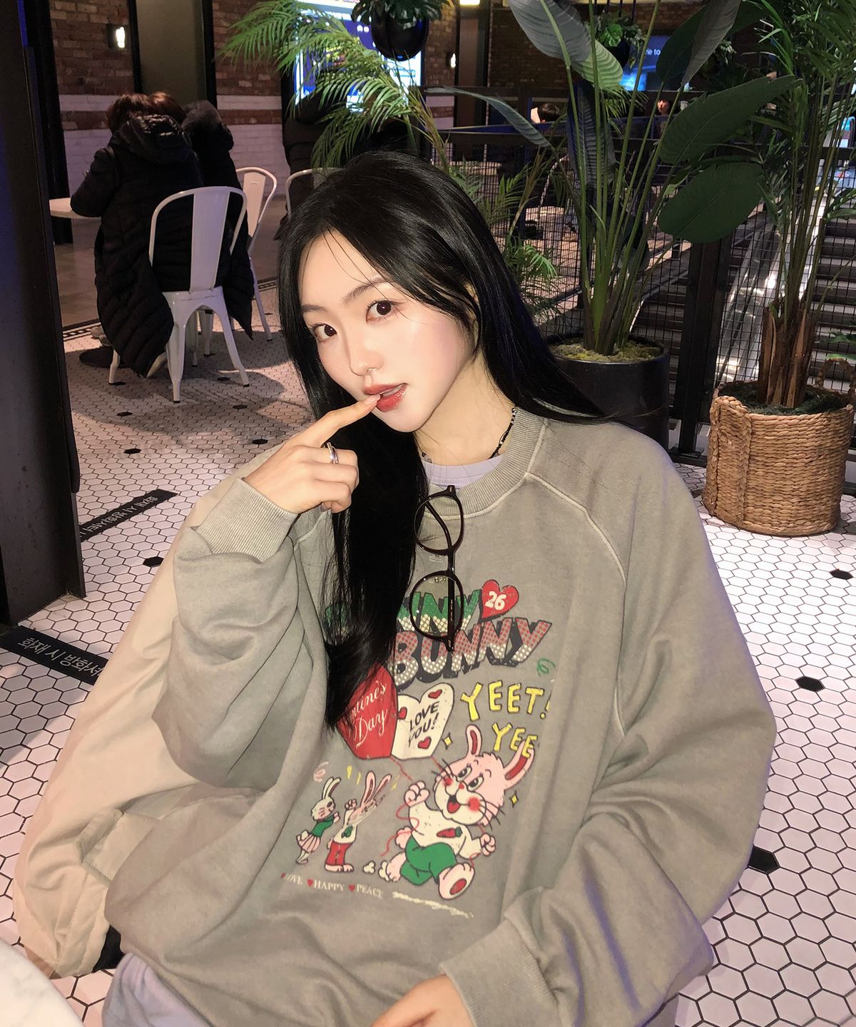 꼼파뇨(CPGN STUDIO) 버니버니 레글런 피그먼트 맨투맨 고스트그레이