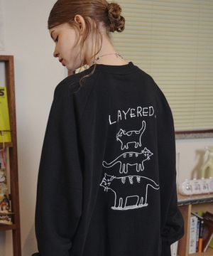 레이어드캣 자수 스웨트셔츠 블랙
