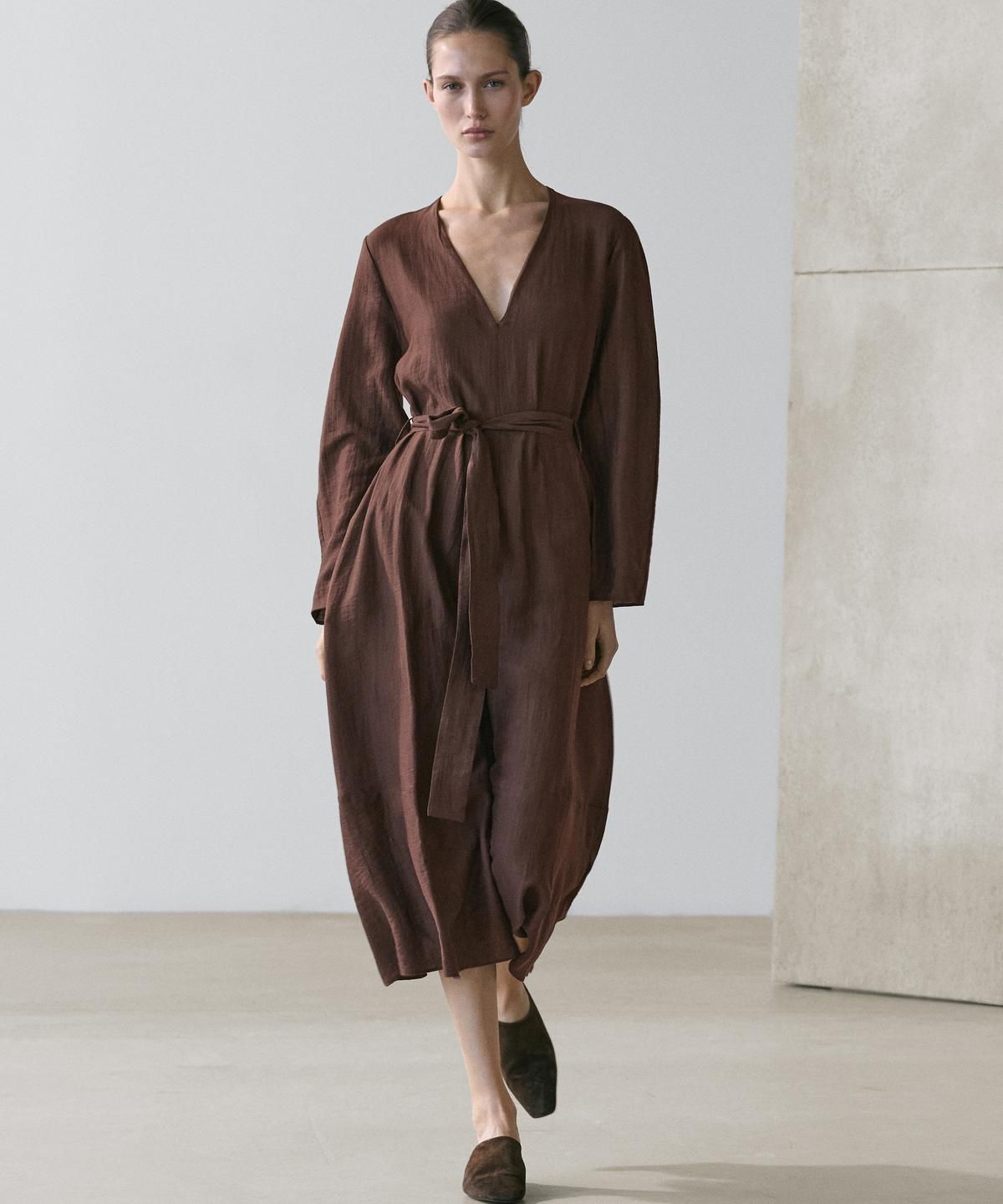 마시모두띠(MASSIMO DUTTI) 벨트 디테일 린넨 플루이드 니렝스 원피스