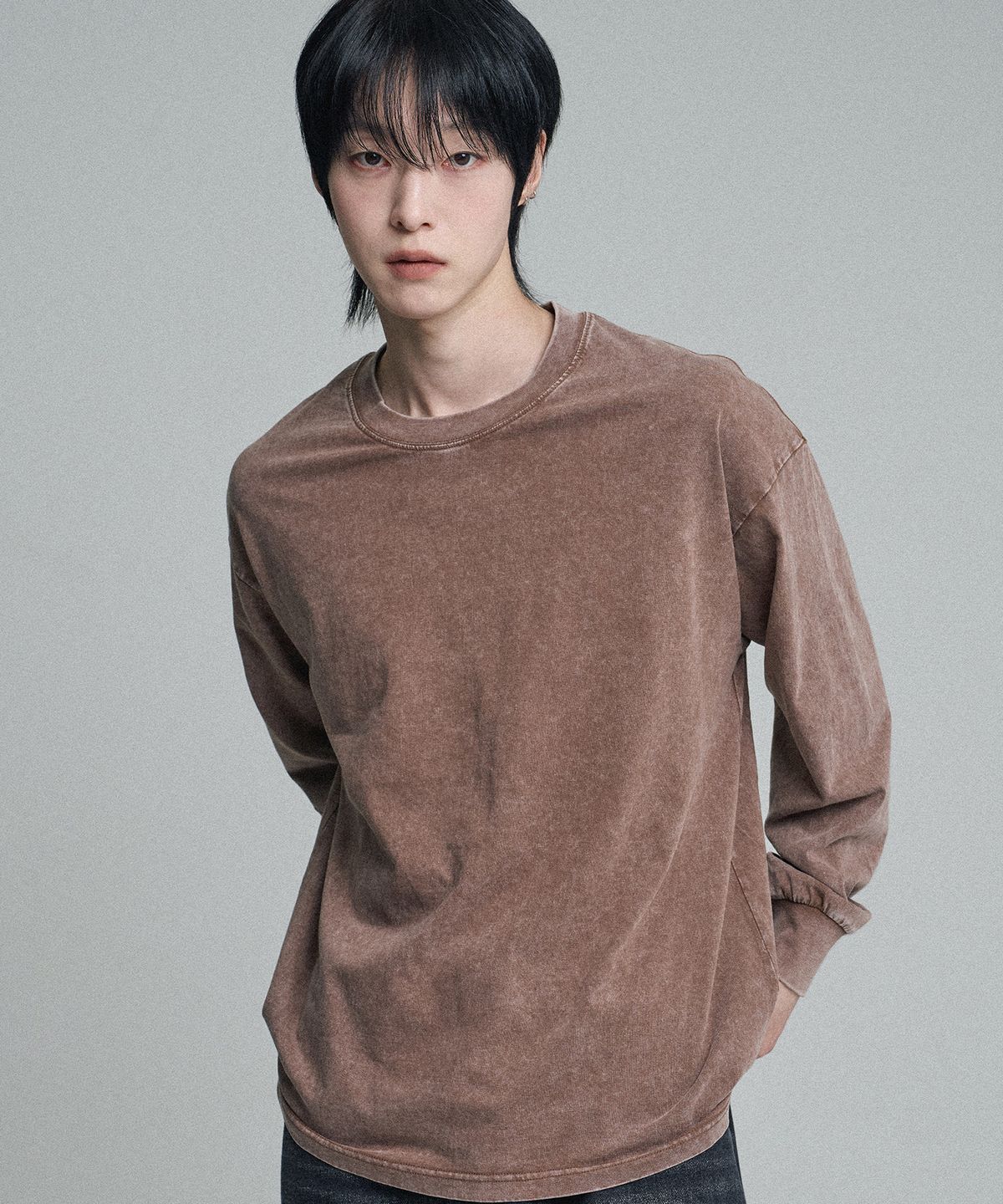 무븐(MOOVN) 피그먼트 롱 슬리브 티셔츠 브라운