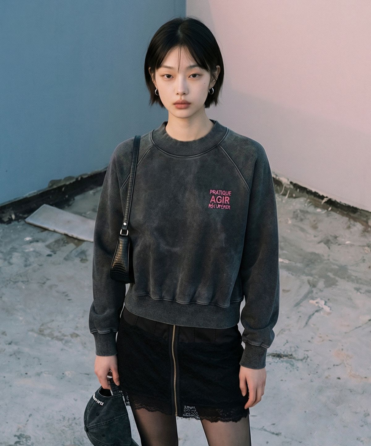 랑가주망(LENGAGEMENT) AGIR Salt-Washed Raglan  Crop Sweatshirt (Black)