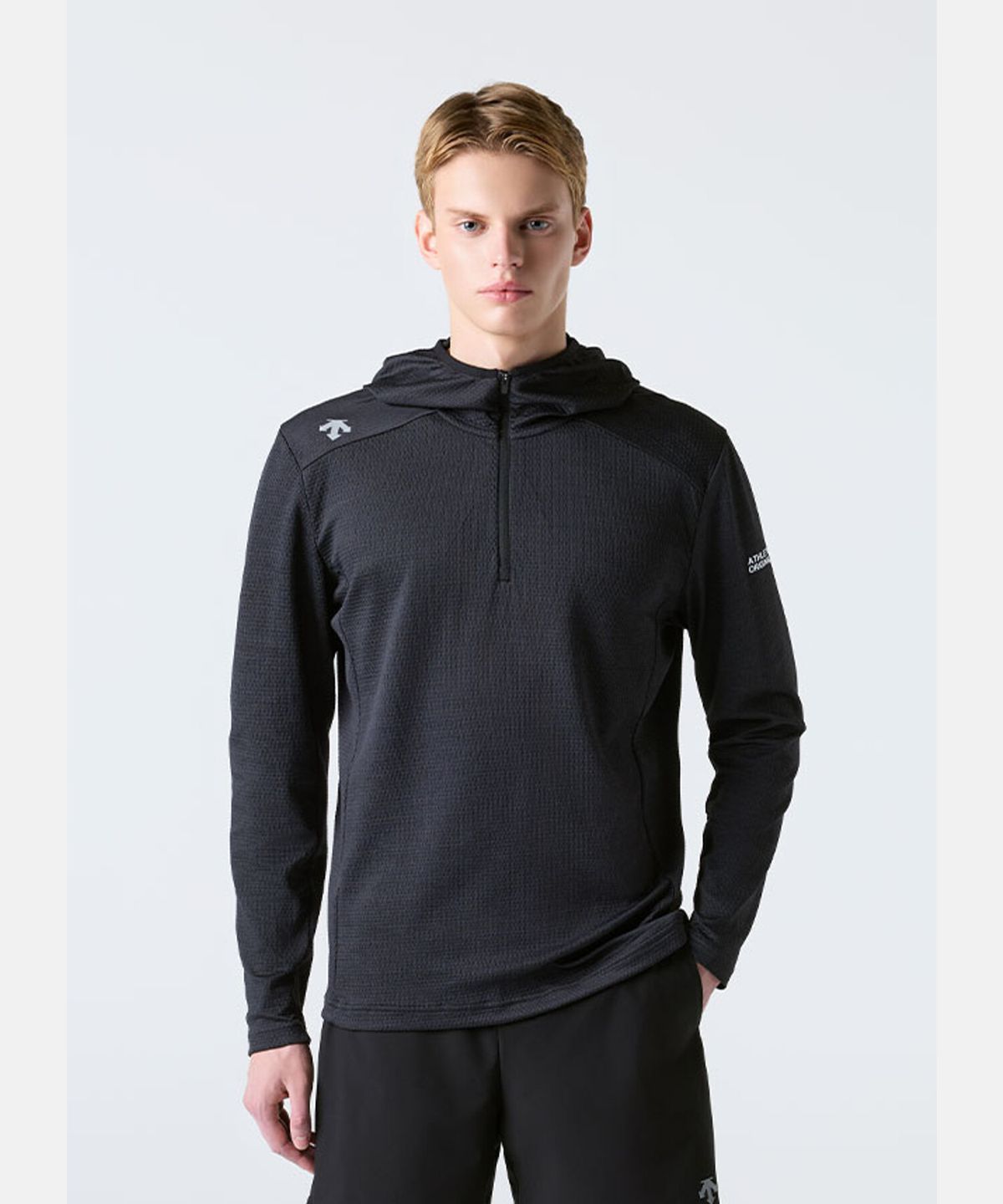 데상트(DESCENTE) 러닝 후드형 긴팔 티셔츠 블랙 SR113RHD23