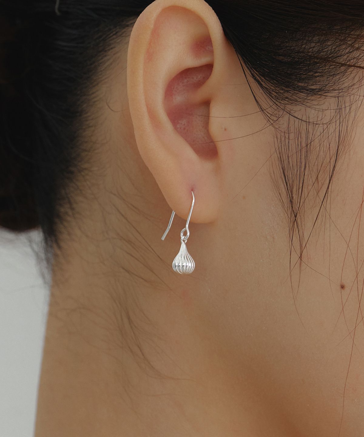 바이위켄드(BYWEEKEND) Line bulb earring