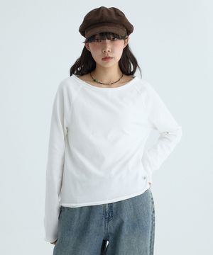 (우먼) 스몰 스퀘어 로고 보트넥 슬럽 롱슬리브-화이트