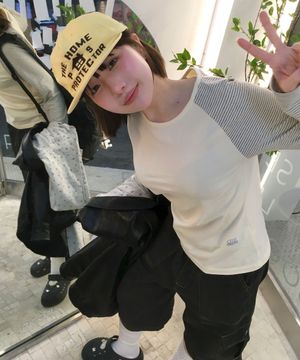 (우먼) 레글런 스트라이프 배색 롱슬리브-크림