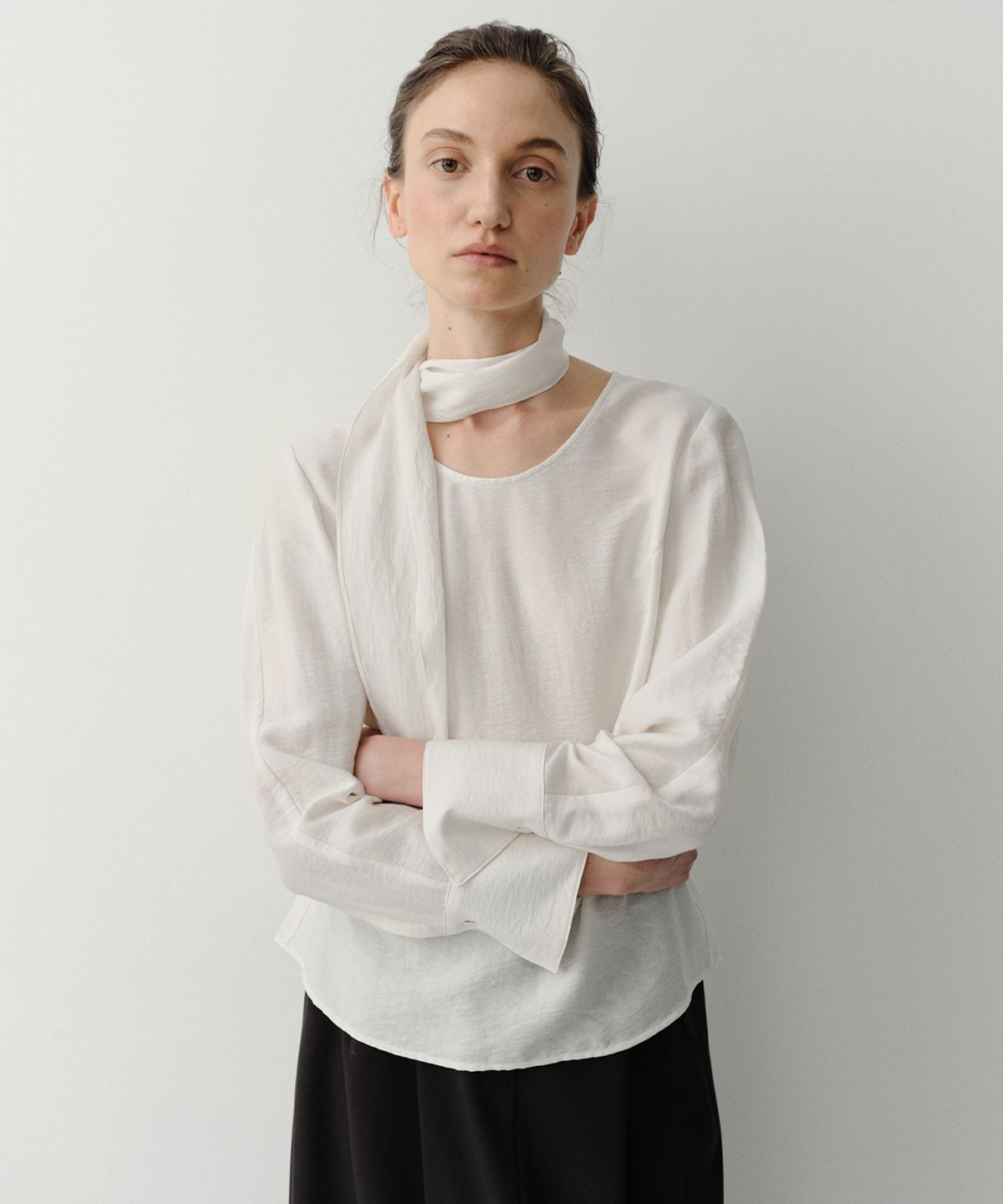 이아(EAAH) RIVER SCARF BLOUSE (IVORY)