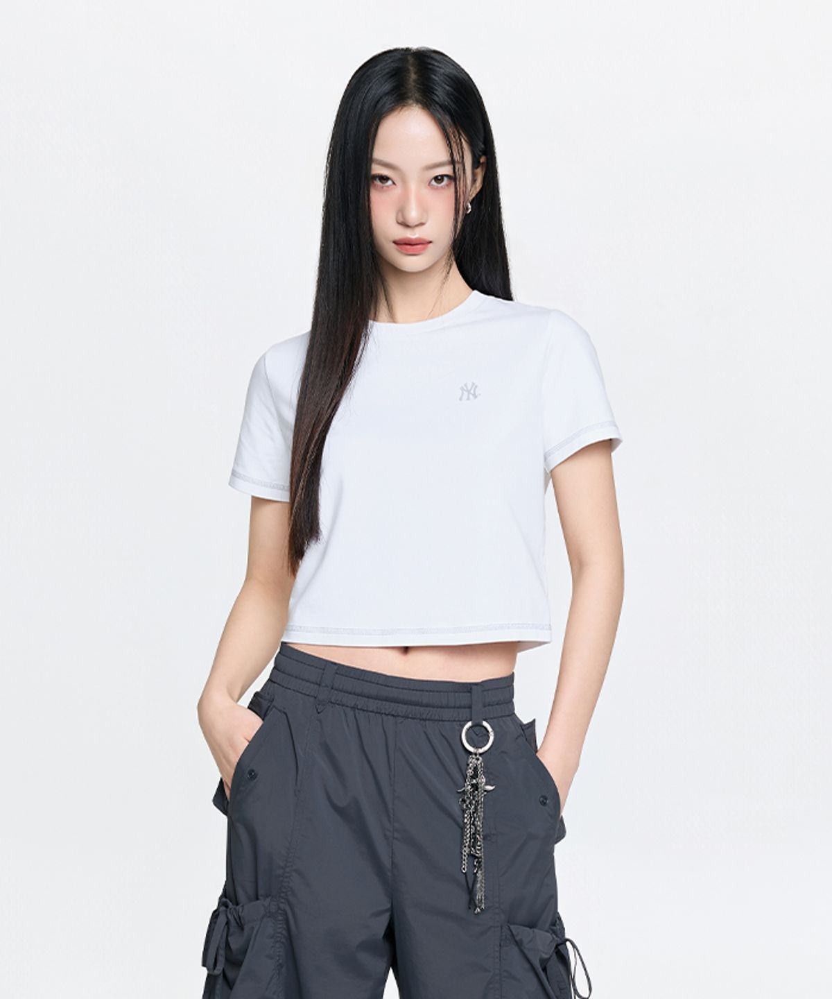 엠엘비(MLB) 여성 베이직 스몰로고 슬림 크롭핏 반팔 티셔츠 NY (White)