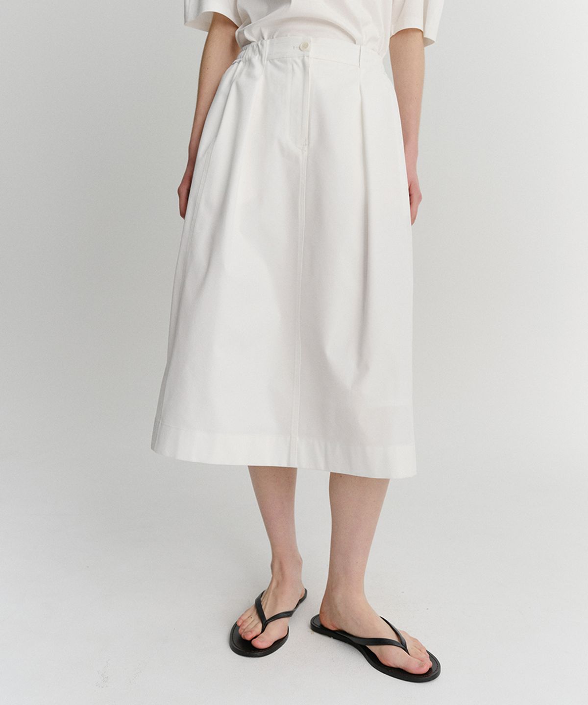 이아(EAAH) ARON TUCK VOLUME SKIRT (WHITE)