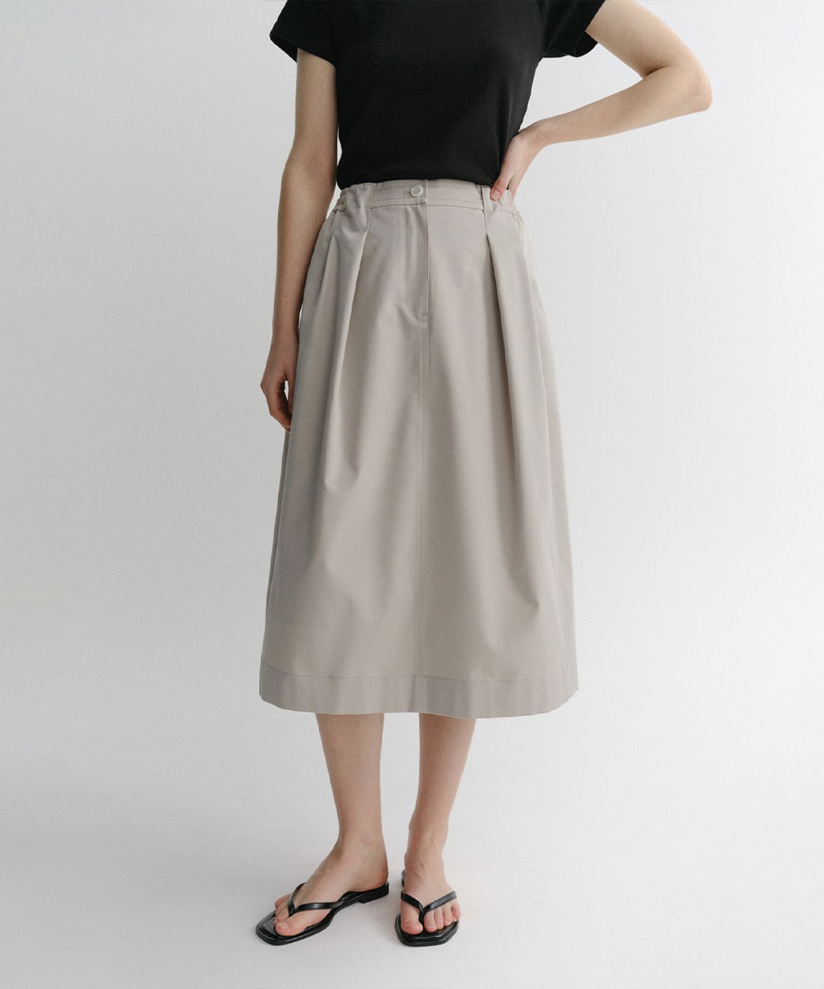 이아(EAAH) ARON TUCK VOLUME SKIRT (ASH BEIGE)