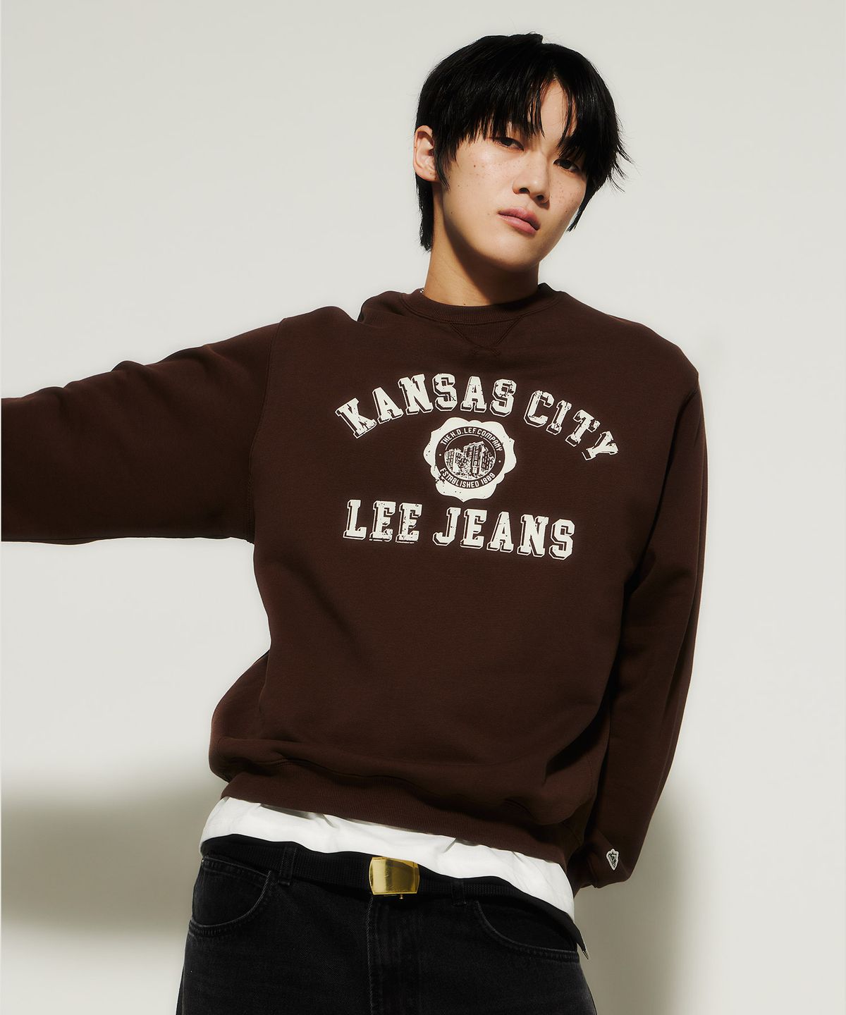 리(LEE) 컬리지 타이포 맨투맨 브라운