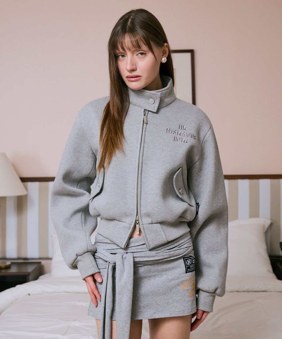 미스테리어스호텔(THE MYSTERIOUS HOTEL) CROPPED BOMBER JK [GREY]