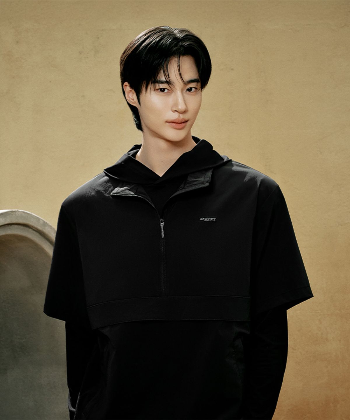 디스커버리 익스페디션(DISCOVERY EXPEDITION) 유니 프레시벤트 경량 우븐 트레이닝 반팔 하이넥 아노락 (BLACK)