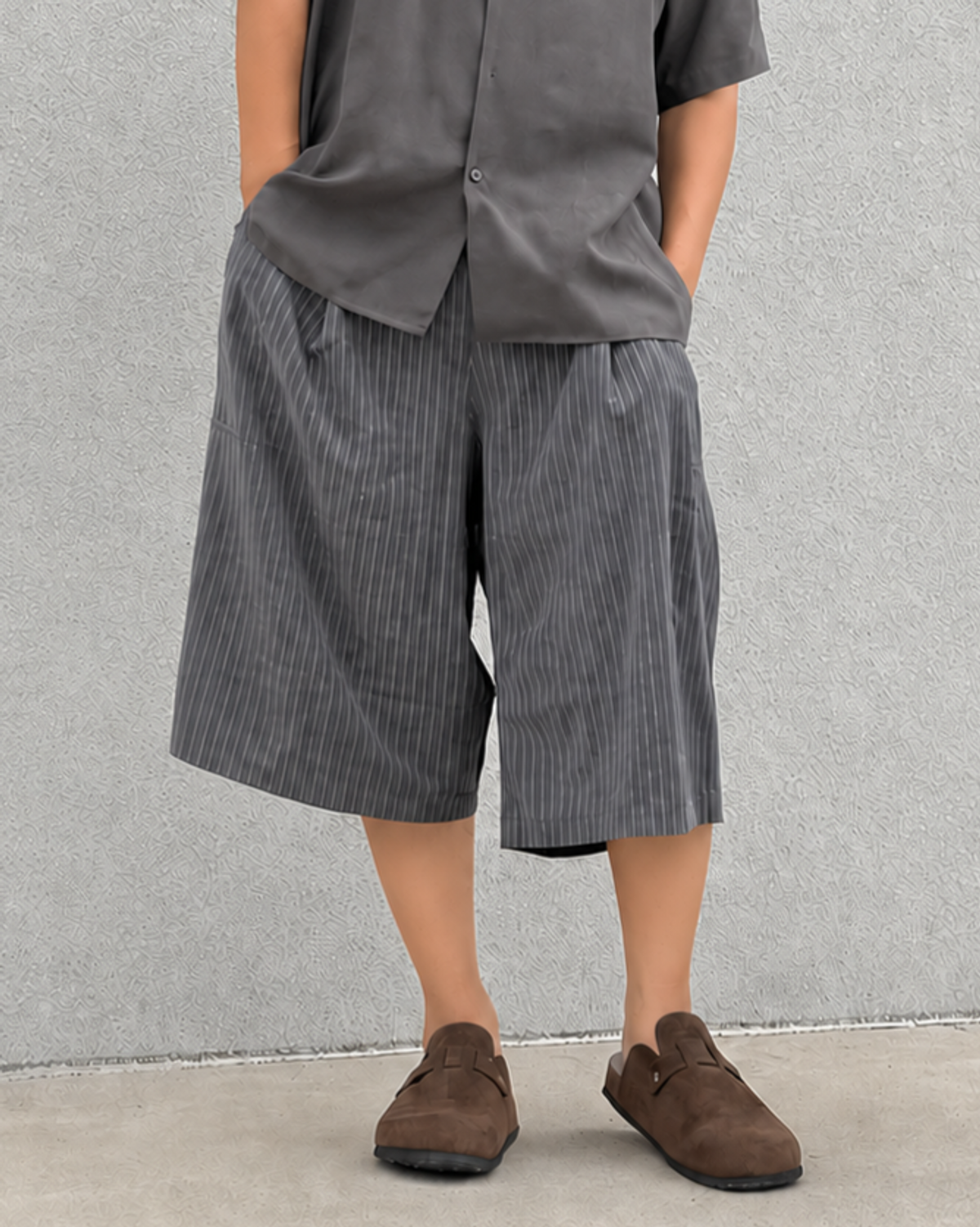 토피(TOFFEE) 원턱 스트라이프 버뮤다 슬랙스 (GREY)