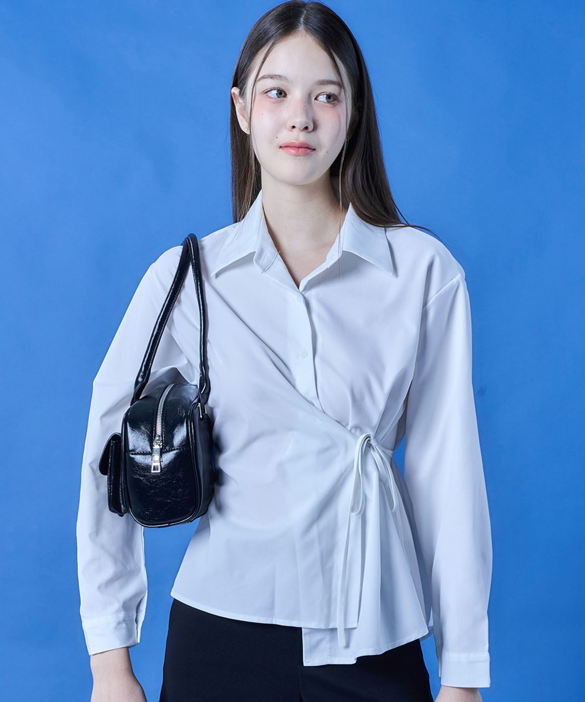 콜릿(KOLEAT) 랩 카라 슬림핏 끈 무지 여성 긴팔셔츠 [WHITE] 620w