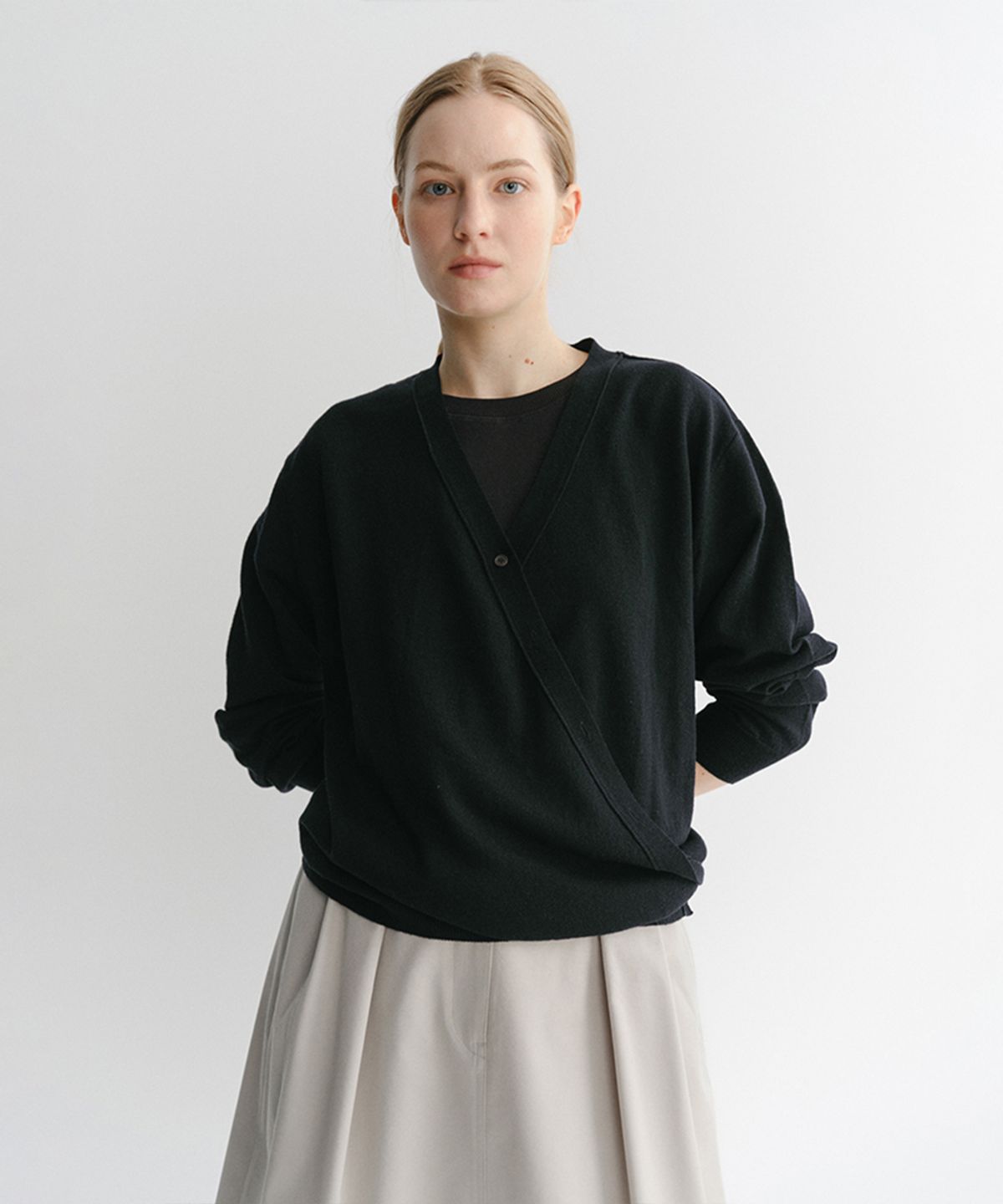 이아(EAAH) DRAPE WRAP CARDIGAN (BLACK)