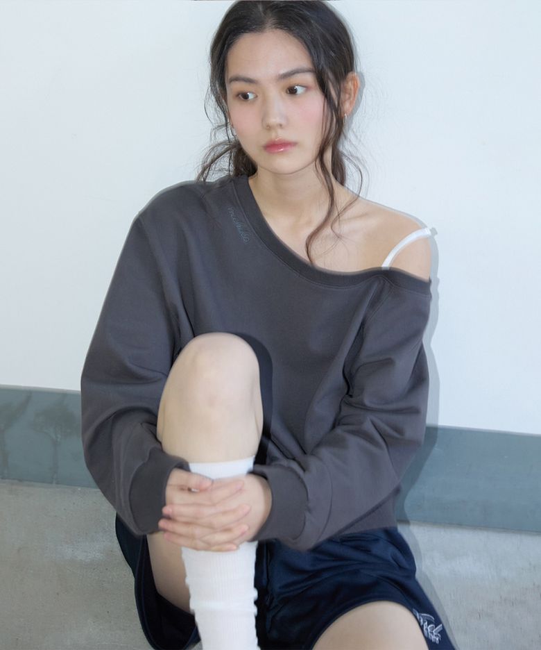 스트랩 오프숄더 스웻셔츠 차콜