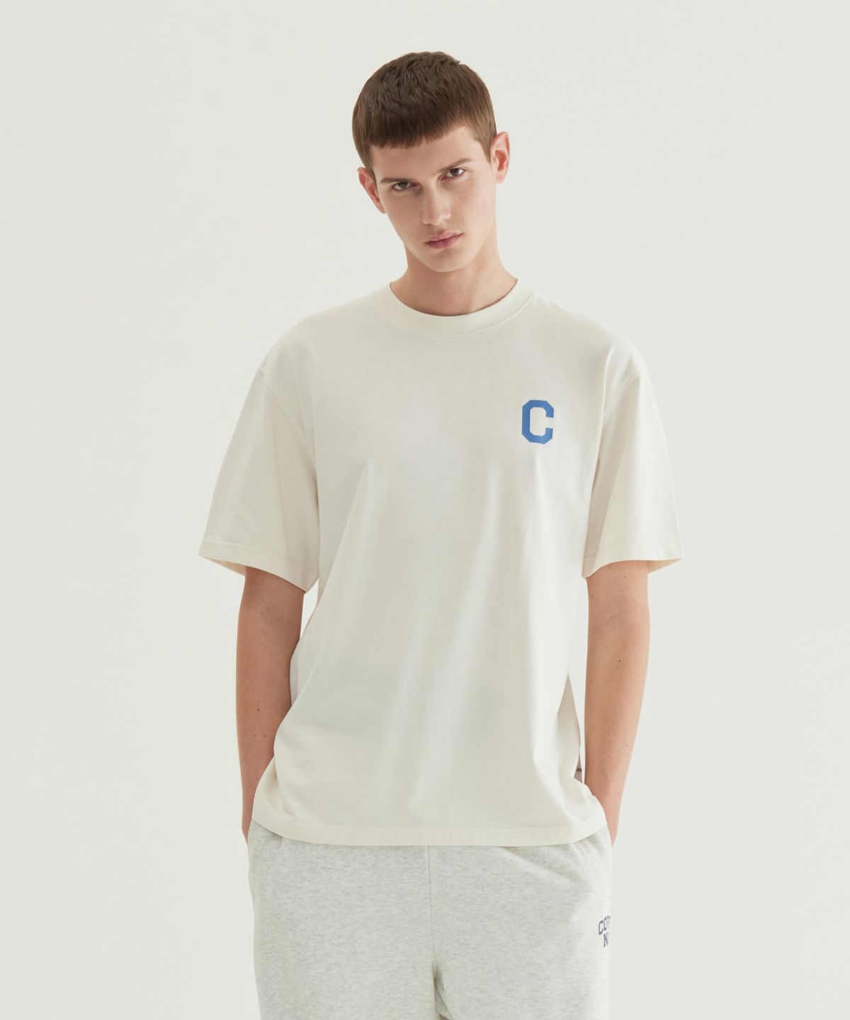 커버낫(COVERNAT) 쿨 코튼 C 로고 티셔츠 에크루
